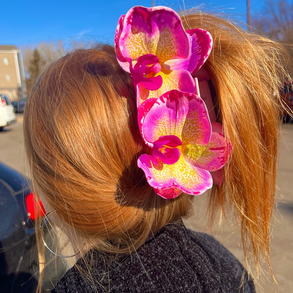 Orchid Elegance: A Chic Pink/Yellow Claw Clip